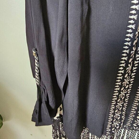 EUC LIKE NEW JOHN MARK BLACK WHITE EMBROIDERED CLASSY FRINGED TOP SIZE M - Picture 9 of 16